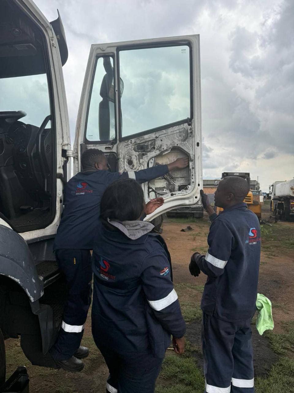 Big Struqtive Holding labour team working on a truck